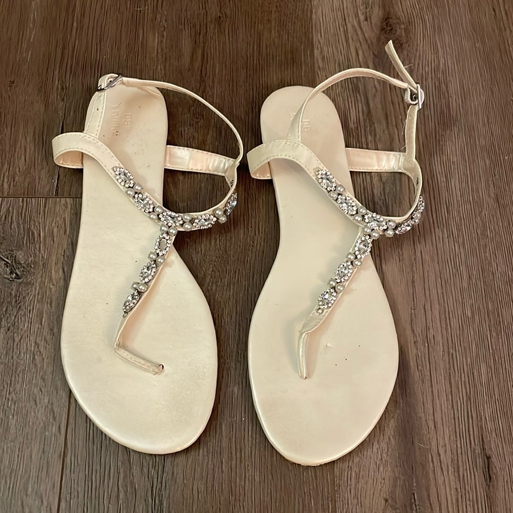 David’s Bridal Ivory Pearl Crystal T-Strap Sandals Size 9